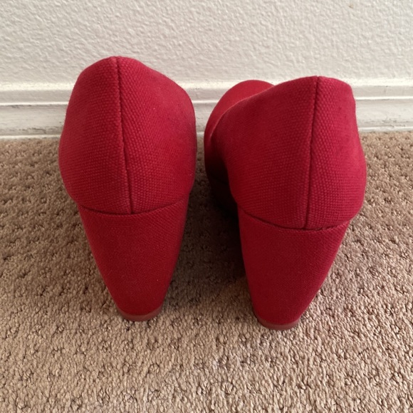 Used them only once at the house.  It is basically new, very comfortable. - Picture 2 of 6